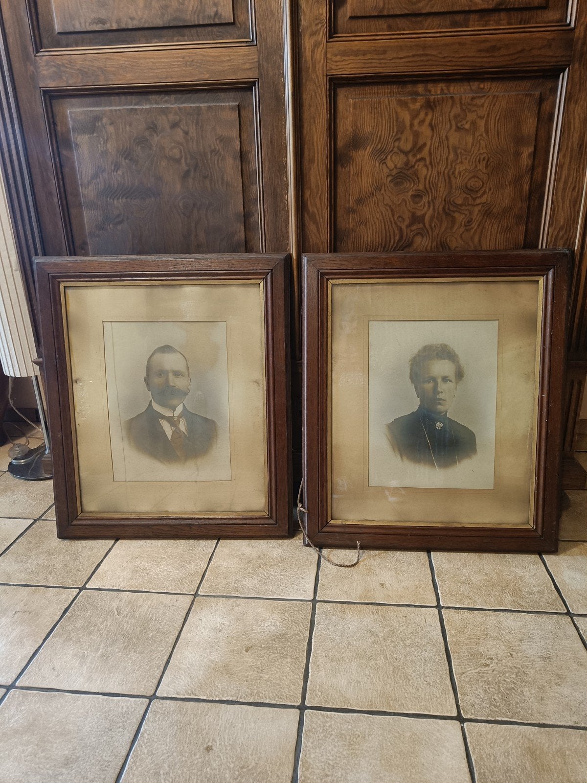 2 kaders met man en vrouw 65 op 60 cm heel oud, Ophalen