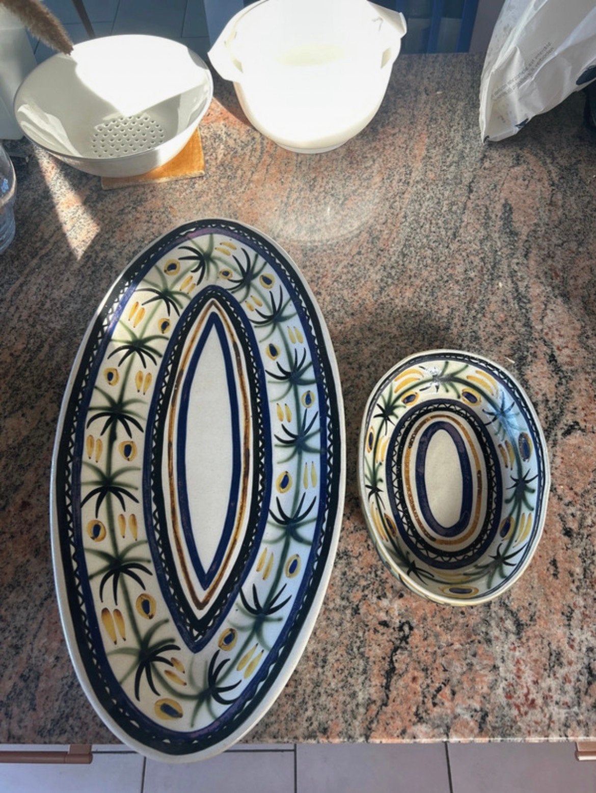 Lot de 2 plats Keraluc Quimper en faïence peinte à la main, Ophalen