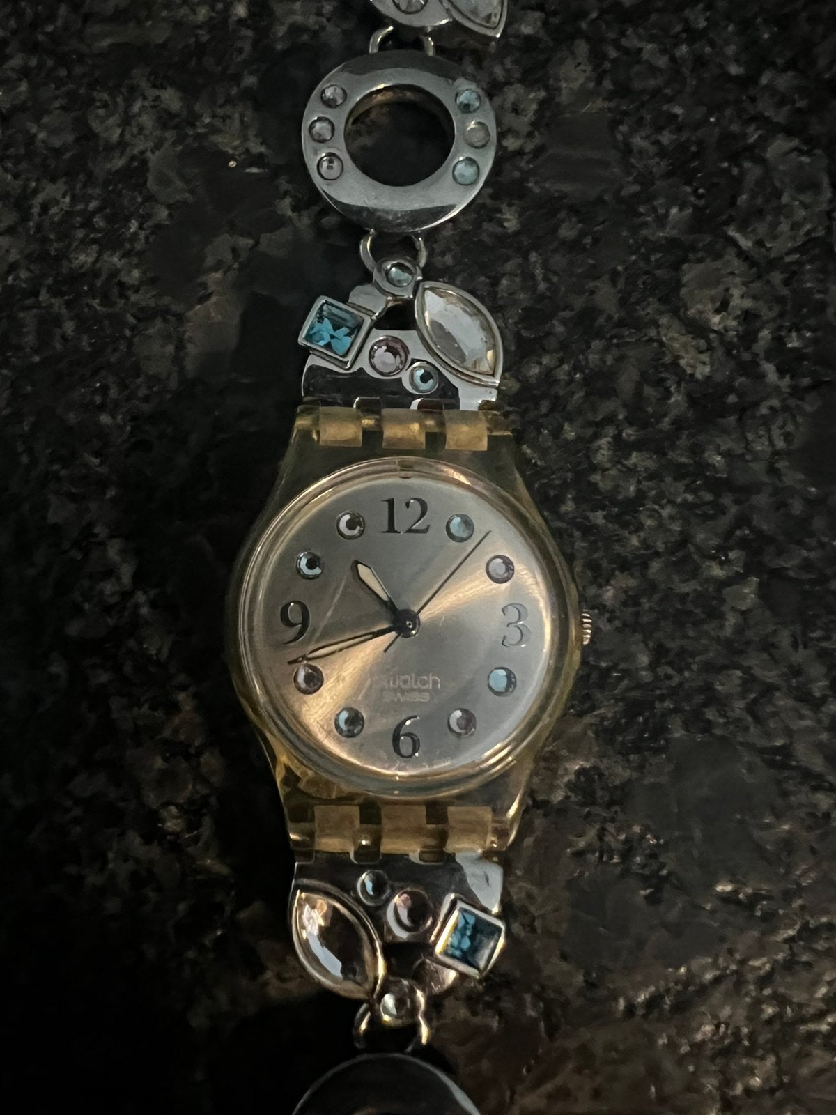 Vinted swarch uit de jaren 90, Bijoux, Sacs & Beauté, Montres | Anciennes | Antiquités, Montre-bracelet, Autres marques, Autres matériaux