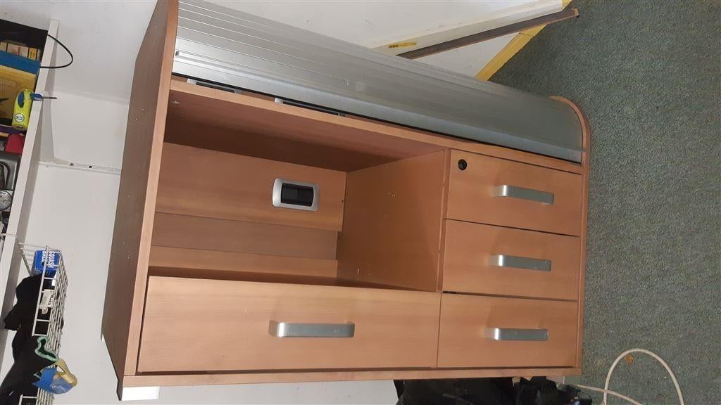 lage tv radio kast met metalen rolluik zeer mooi en ongebrui, Huis en Inrichting, Kasten | Computermeubels, Zo goed als nieuw
