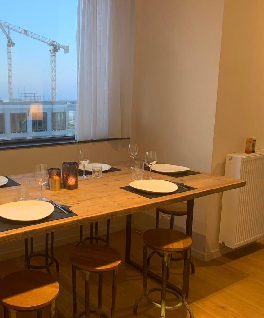 Table haute style industriel 2,90 x 1,10 et six tabourets, Enlèvement, Comme neuf