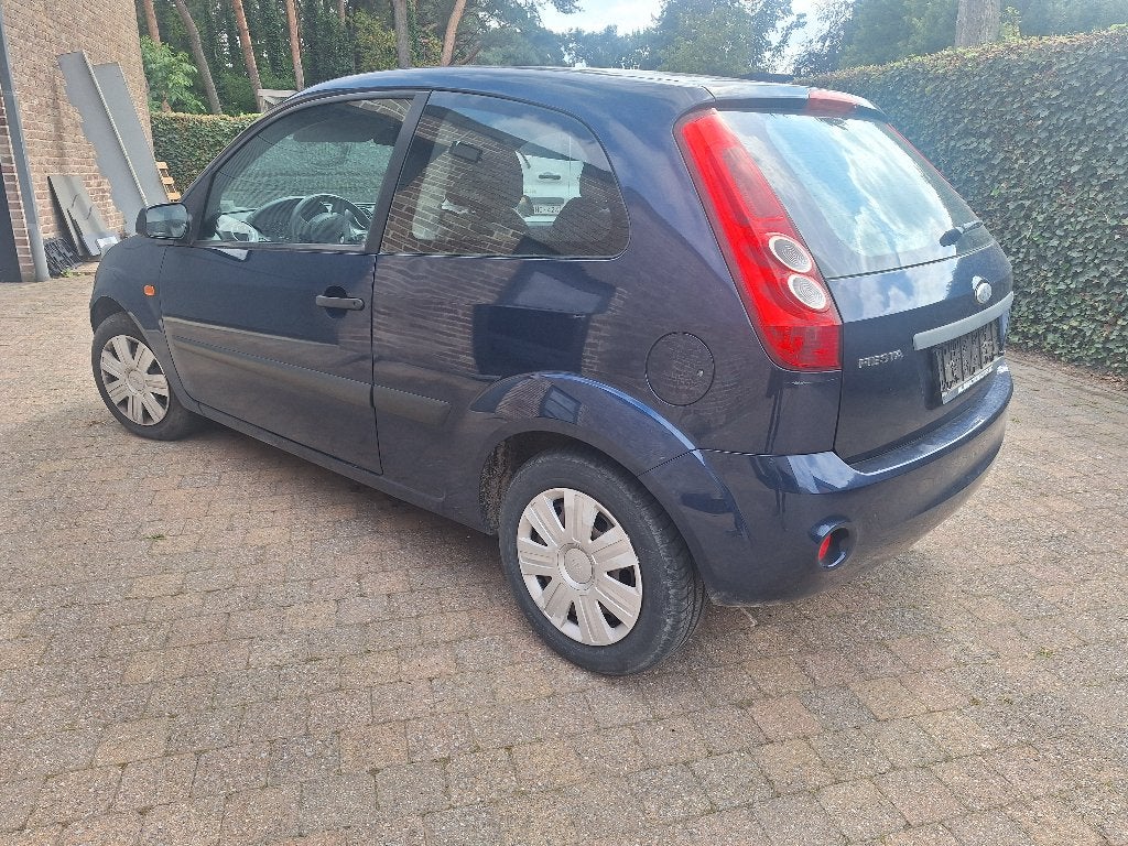 ford fiesta 1.4tdci AIRCO, GEKEURD VOOR VERKOOP, Voorwielaandrijving, Zwart, Blauw, Leder en Stof