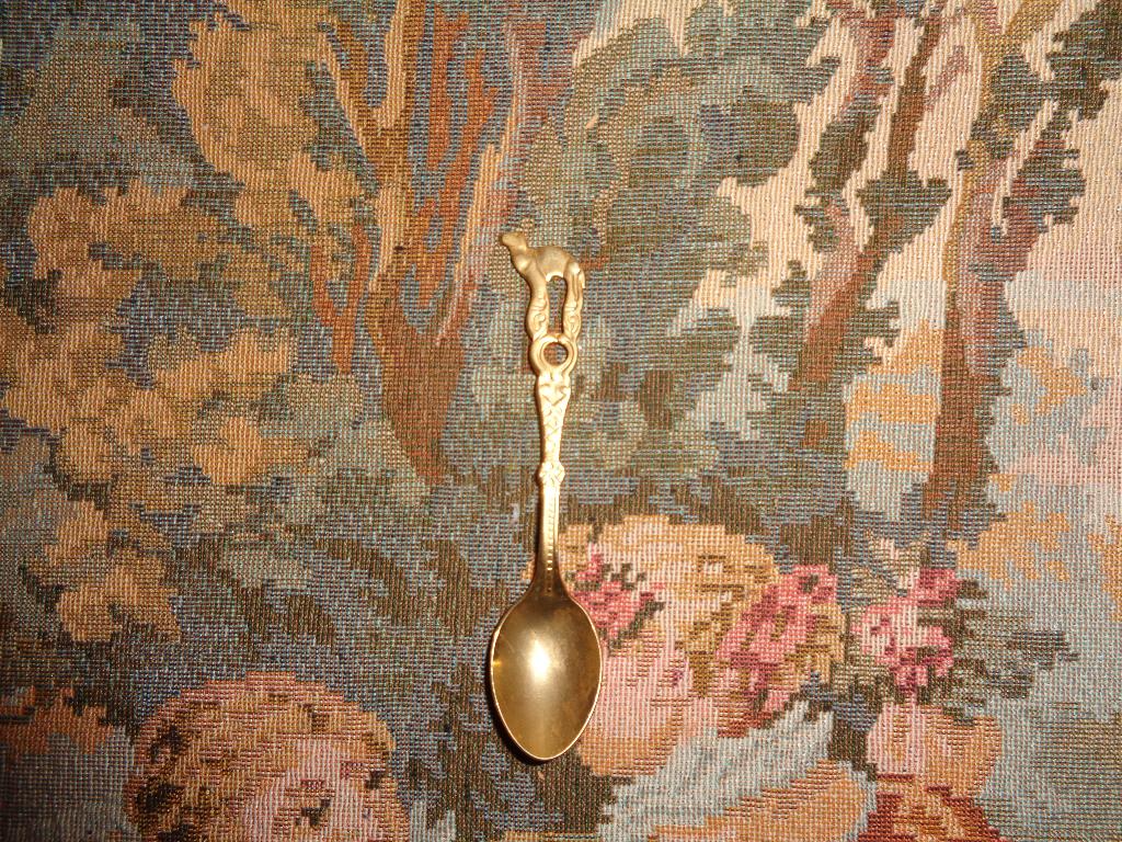 Set van 6 kleine lepels van goudkleurig metaal, Antiek en Kunst, Ophalen
