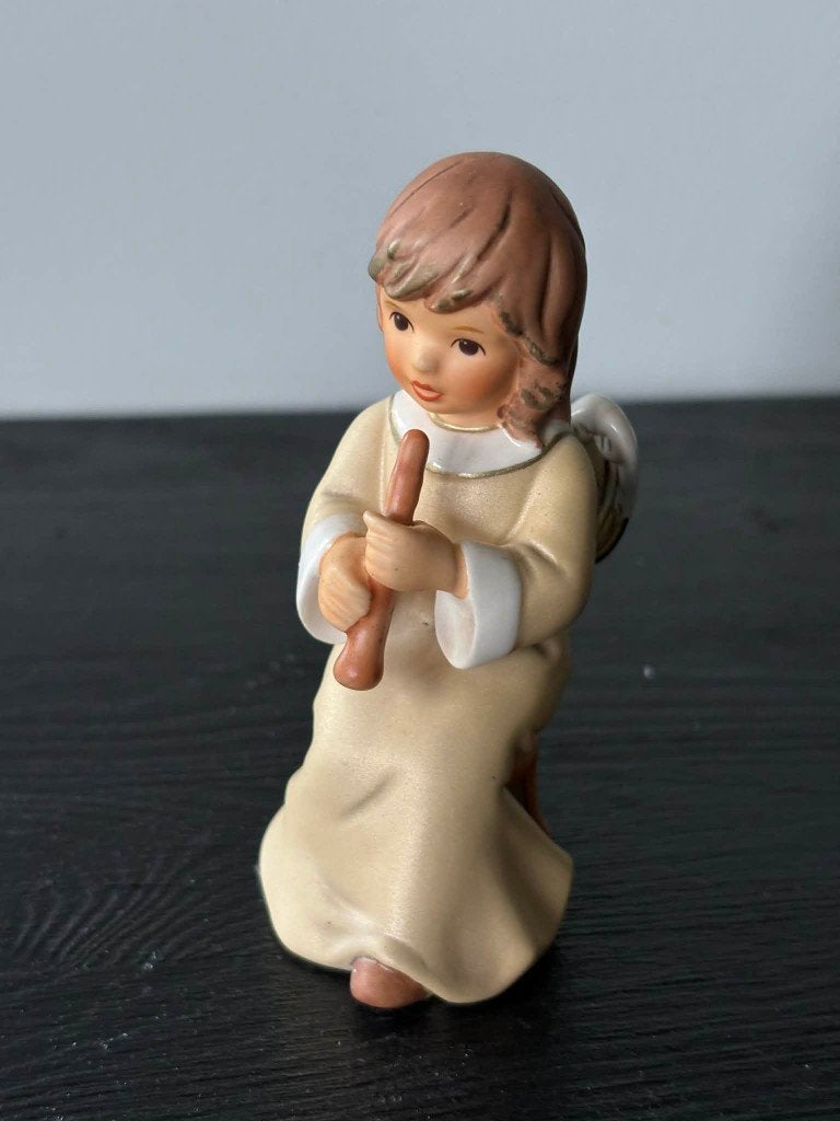 Goebel, gouden engel op stoeltje, Verzamelen, Ophalen of Verzenden, Zo goed als nieuw