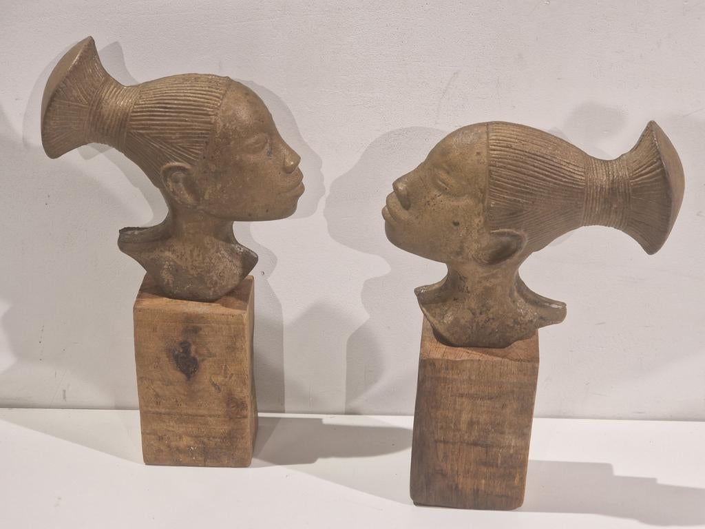 Bronzen beeld op houten sokkel , vrouw in reliëf,  hoogte 26, Enlèvement ou Envoi