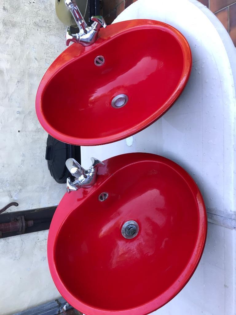2 Lavabos en tôle émaillée rouge avec robinets..., Enlèvement, Utilisé, Lavabo
