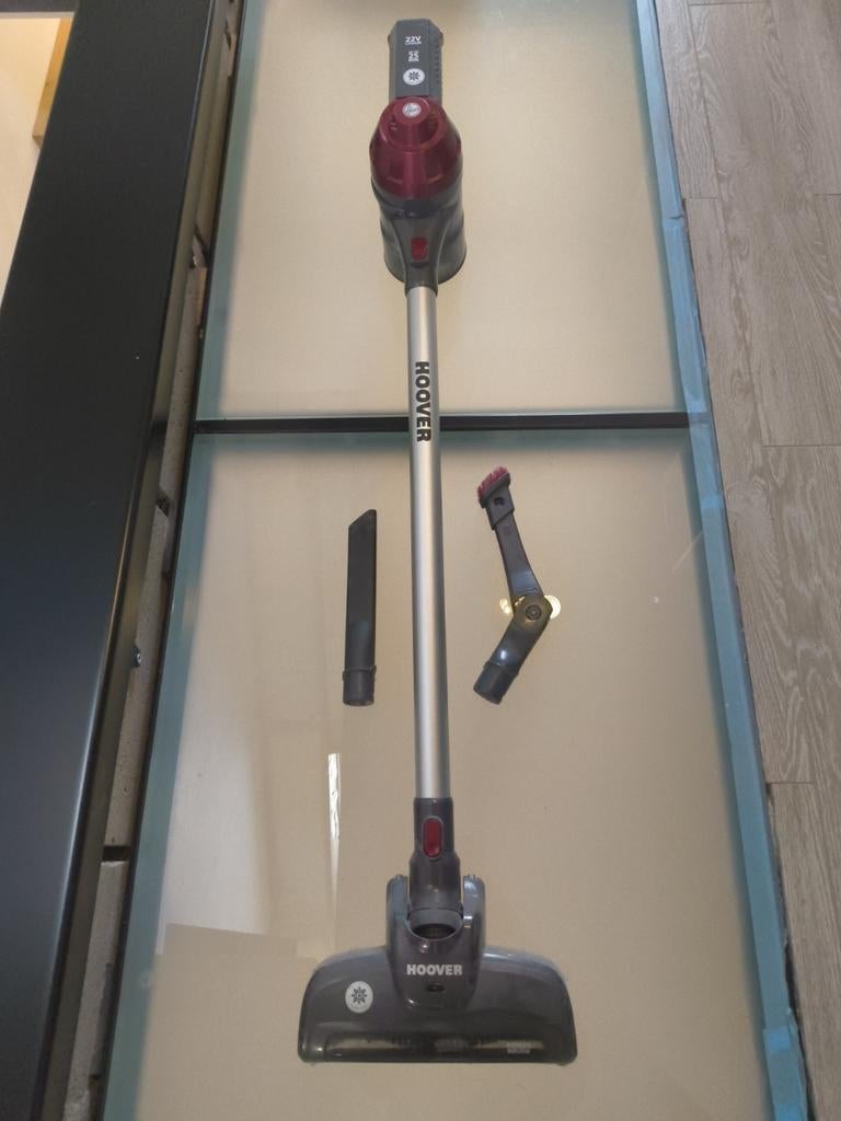Aspirateur Hoover avec accessoires et support mural, Electroménager, Enlèvement, Utilisé