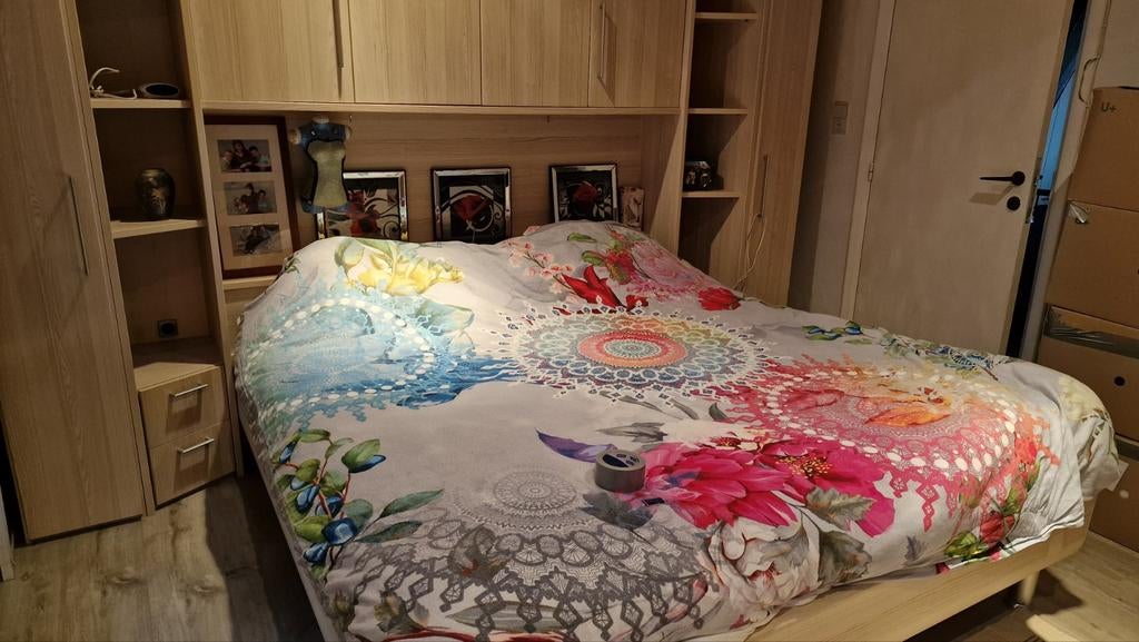 Slaapkamer, 2 hoge kasten.(2 deurs met 3 laden onderaan)., Enlèvement, Matelas