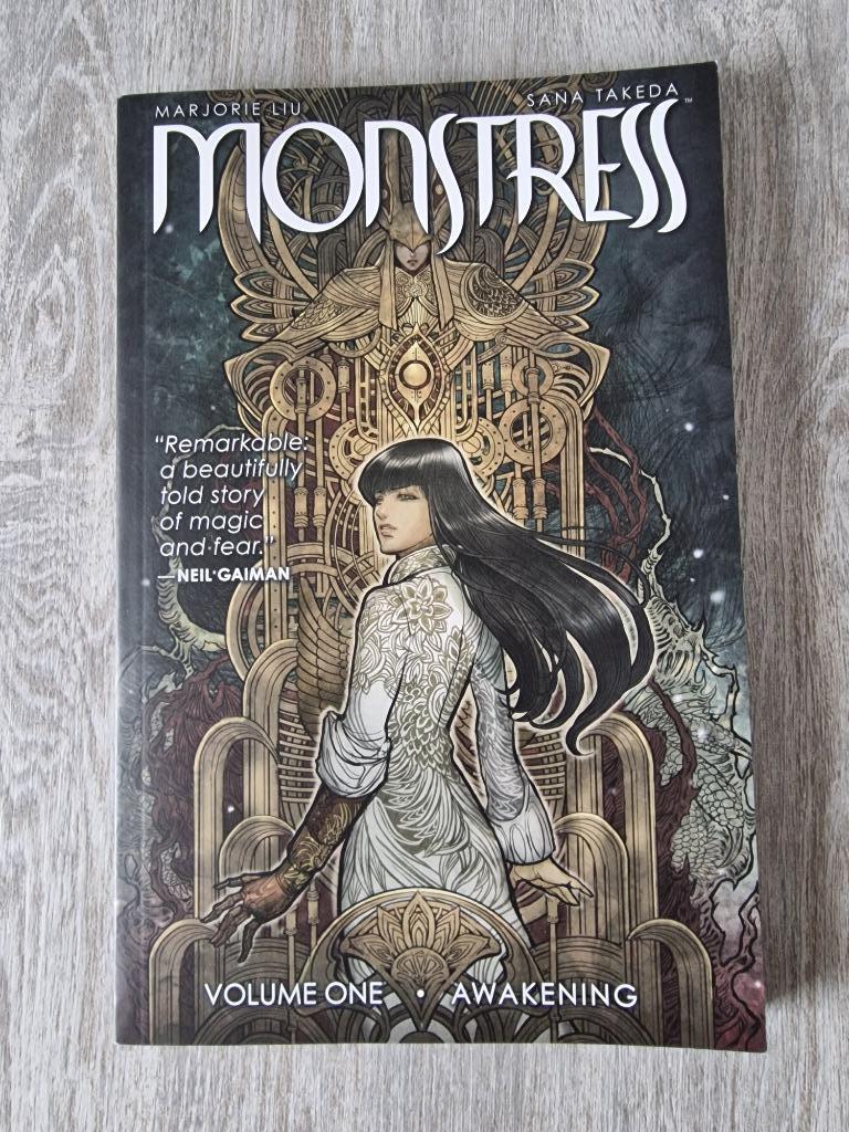 Monstress Volume 1 - Marjorie Liu, Boeken, Ophalen of Verzenden, Marjorie Liu, Gelezen, Eén comic