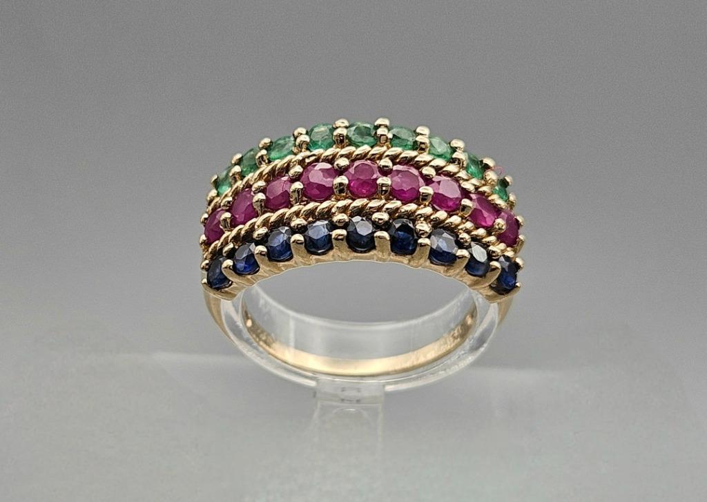 Gouden Vintage ring met saffier, smaragd en robijn. 2024/240, Handtassen en Accessoires, Ringen, 18 tot 19, Overige kleuren, Ophalen of Verzenden