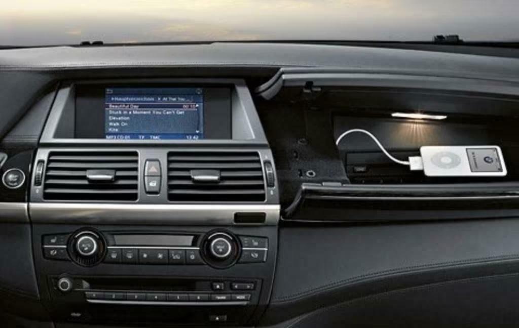 Installation AUX / USB BMW, Enlèvement, BMW