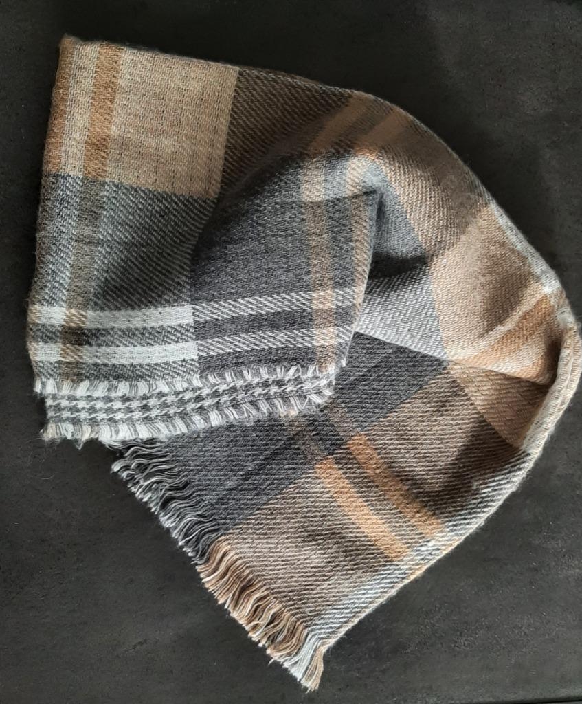 Te koop: Nieuw! Mooie lange dikke recto verso sjaal., Kleding | Dames, Ophalen, Nieuw, Sjaal