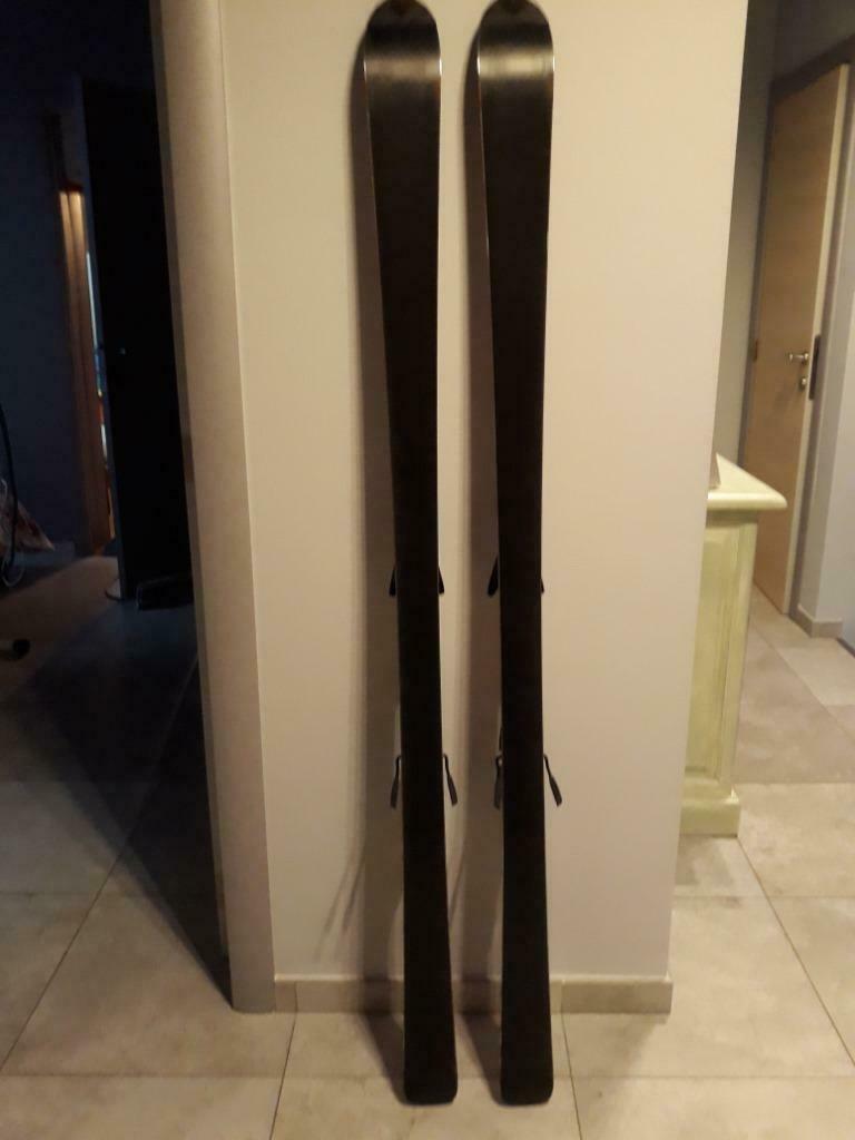 Ski atomic Carver et bât0ns à vendre, Comme neuf, 140 à 160 cm, Enlèvement, Atomic