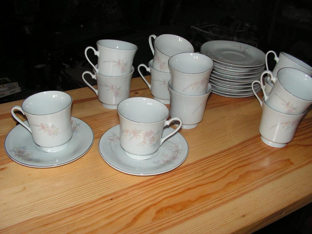 Set van 12 koppen + ondertassen in chinees porselein., Antiek en Kunst, Antiek | Servies los, Ophalen of Verzenden