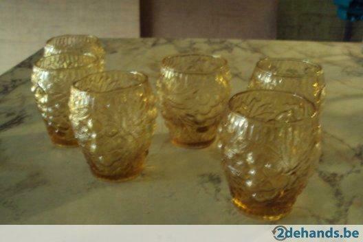 6 kleine gele glazen