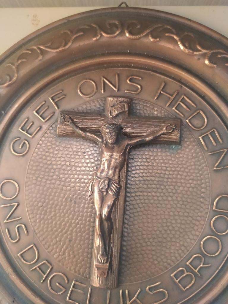 Plat rond vintage en bronze avec Jésus sur l'herbe, Enlèvement ou Envoi