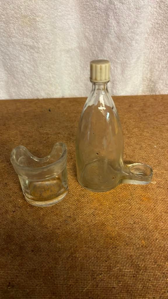 Oud vogel drink en eet bakje uit glas, Ophalen