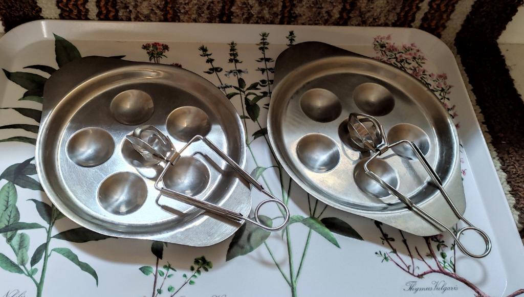 2 slakkenplaten + 2 roestvrijstalen pincetten, Huis en Inrichting, Keuken | Servies, Ophalen, Overige materialen, Gebruikt, Bord(en)