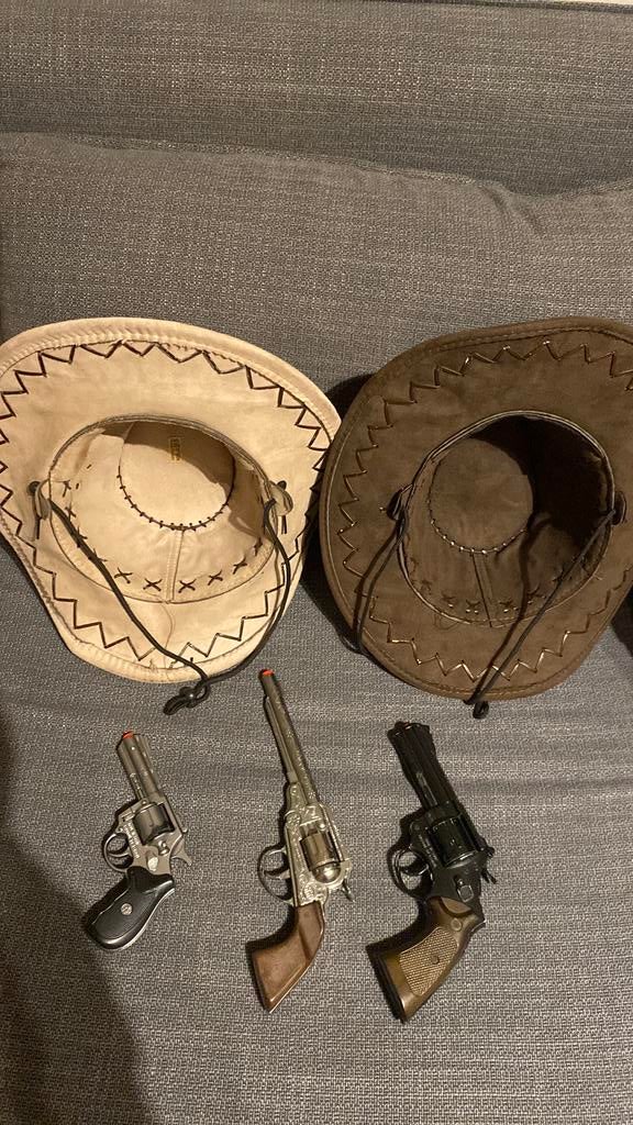 Chapeaux de coboy et pistolets à pétard en jouets, Enlèvement, Porté, Chapeau