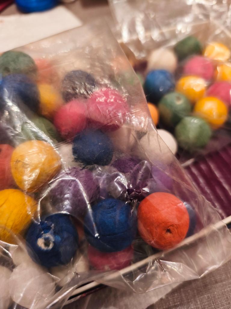 Hobby : boules en papier avec trous blancs et colorés, Enlèvement, Neuf