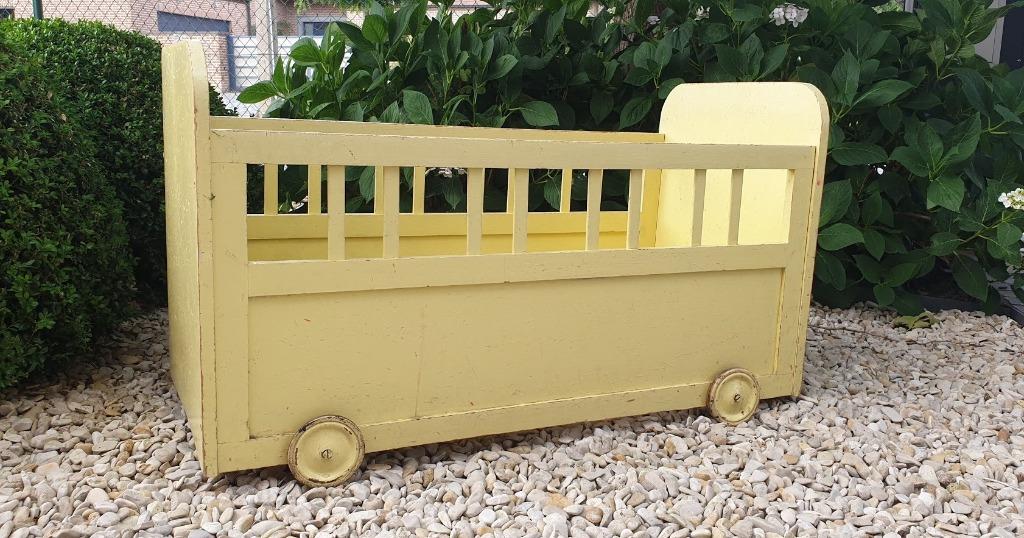 Ancien petit lit d’enfant en bois, Antiquités & Art, Antiquités | Meubles | Lits, Enlèvement