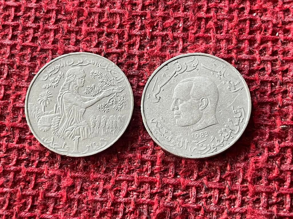2x Oude munt Tunesië 1983 & 1990 - 1 Dinar, Enlèvement