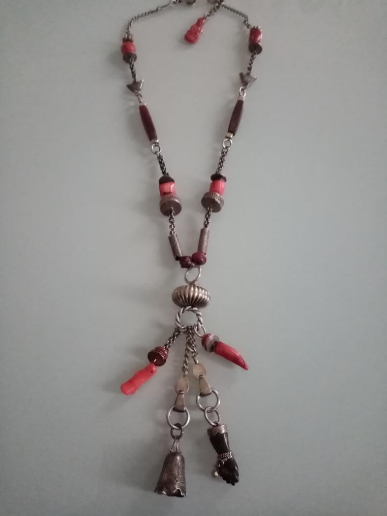 Collier de style Bouddhiste  en métal/poudre corail 90s  57c, Bijoux, Sacs & Beauté, Colliers, Pierre ou Minéral, Comme neuf, Avec strass