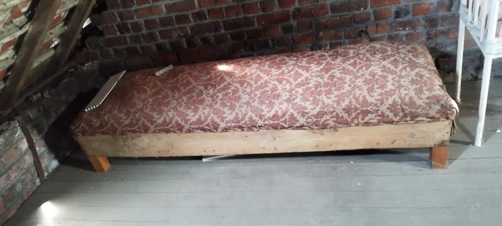 Ancien banc banquette recouvert de tapisserie bordeauxlourd, Enlèvement