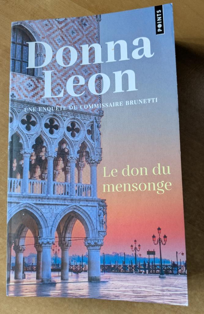 Donna Leon - Le don du mensonge, Boeken, Ophalen of Verzenden, Zo goed als nieuw, Donna Leon