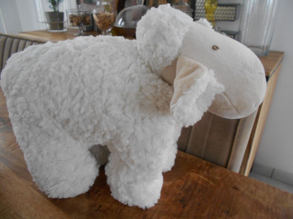 PAQUES....coussin /peluche/doudou mouton, Enlèvement ou Envoi, Comme neuf, Article de fête