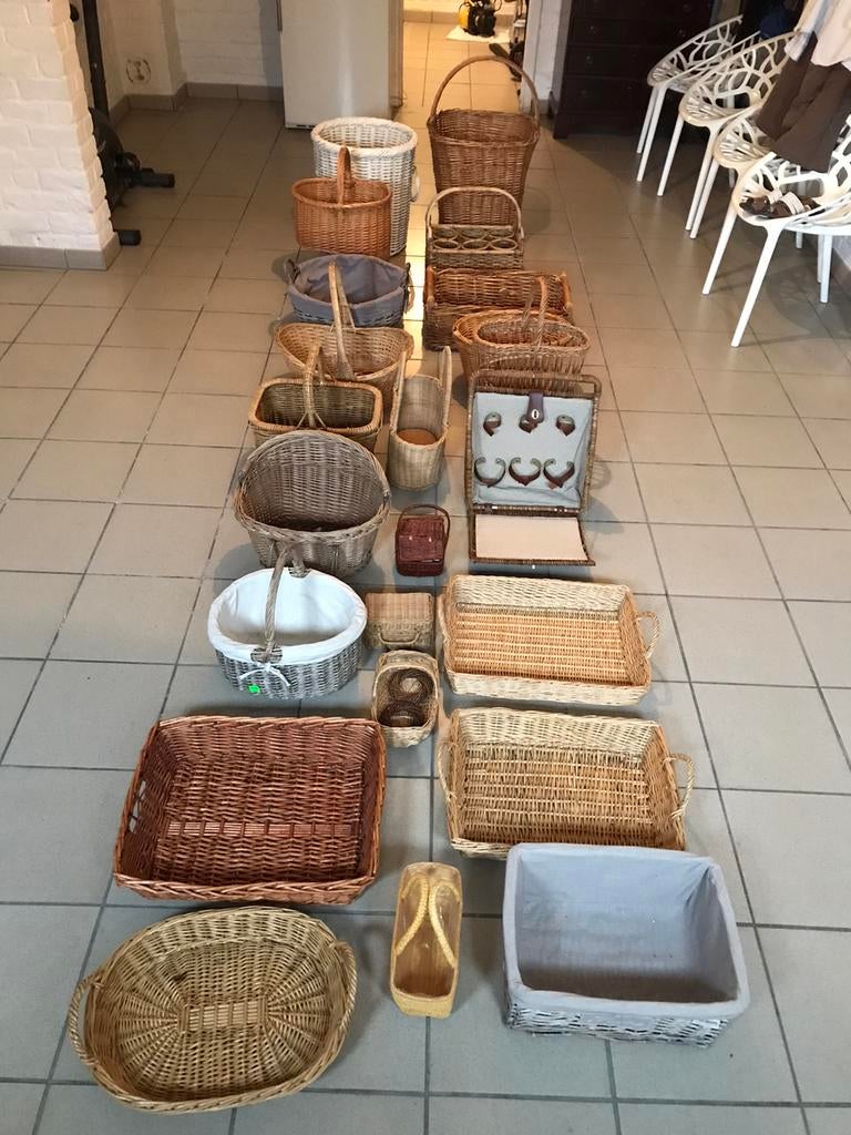 LOTS DE 27 PANIERS EN OSIER, Comme neuf
