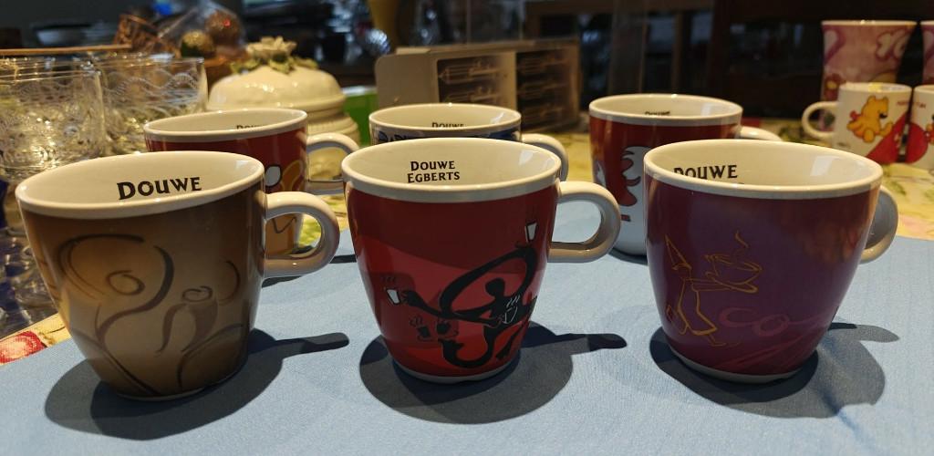 mokken tassen Douwe Egberts 6 verschillende, Ophalen of Verzenden, Zo goed als nieuw, Gebruiksvoorwerp