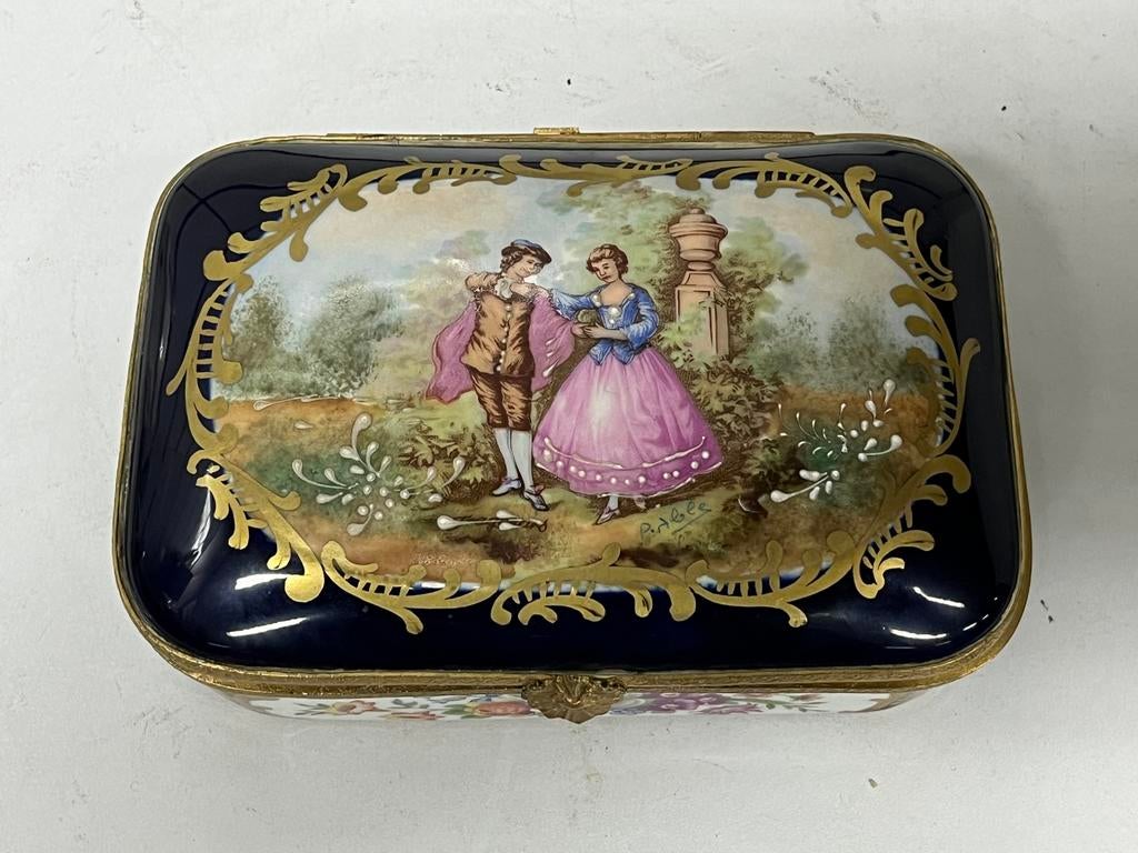 Boîte ancienne en porcelaine décor galant fin XIXᵉ/début XXᵉ, Enlèvement