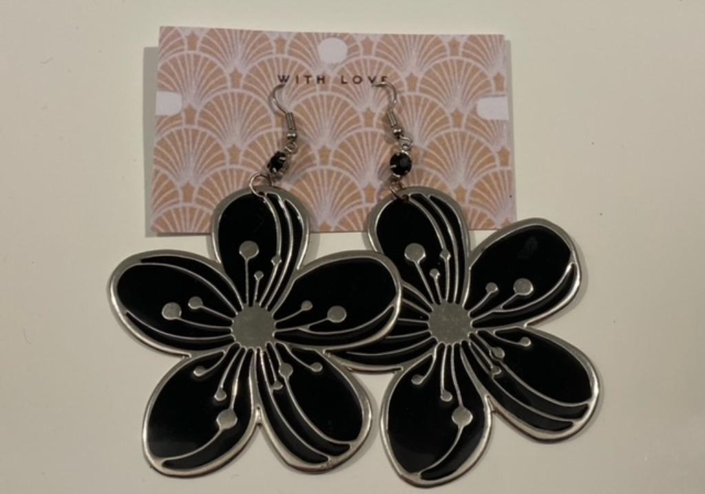 Zwart-zilverkleurige bloemvormige oorbellen, Bijoux, Sacs & Beauté, Boucles d'oreilles, Enlèvement ou Envoi, Neuf, Noir, Pendantes