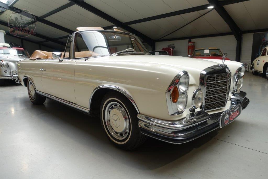 1963 Mercedes W111 220SE cabrio, Lederen bekleding, 4 zetels, Achterwielaandrijving, 87 kW