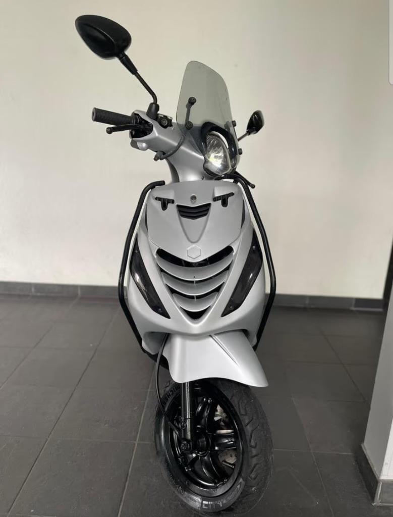 Piaggio Zip 4T Scooter Antraciet Grijs LED 45km/u (B-klasse), Fietsen en Brommers, Ophalen, Overige modellen, Benzine, 50 cc