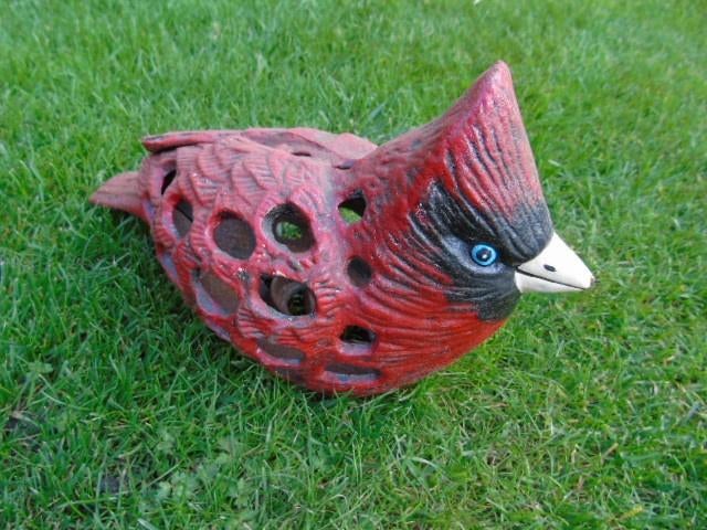 een rode kardinaalvogel gemaakt van gietijzeren kandelaar., Tuin en Terras, Tuinwanddecoratie, Nieuw, Ophalen of Verzenden