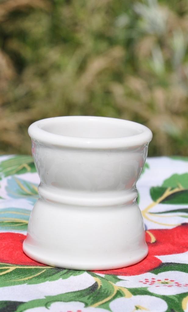 Coquetier porcelaine vintage forme diabolo, Antiquités & Art, Enlèvement ou Envoi
