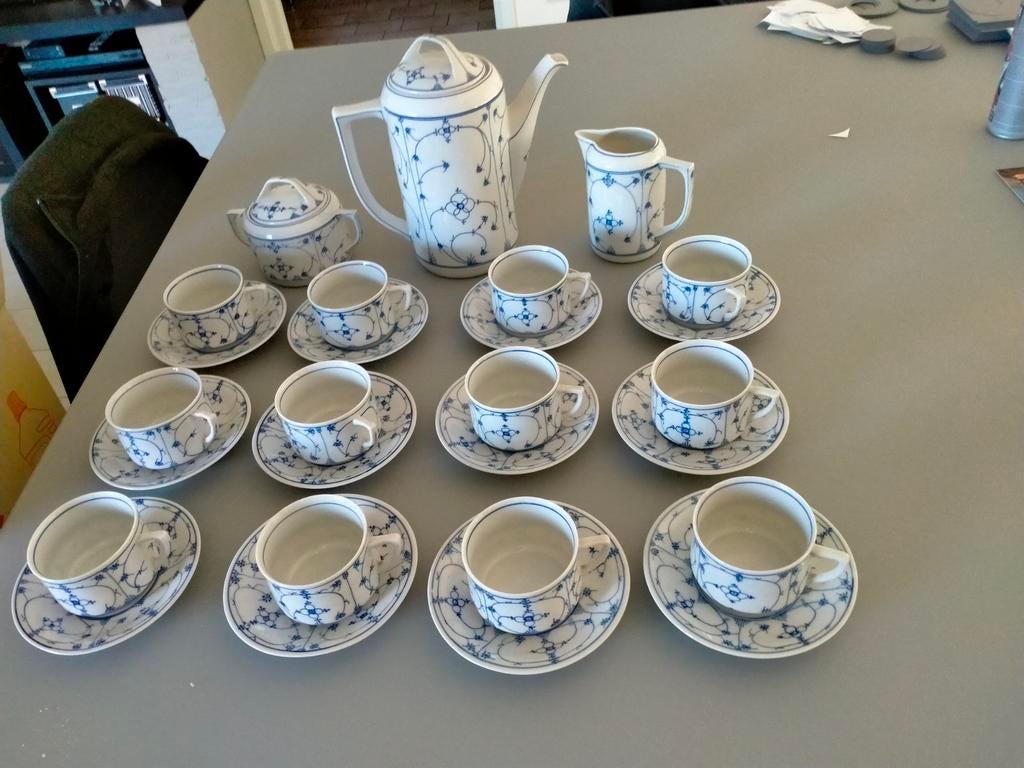 100 jaar oud servies sommige tassen zijn genummerd, Ophalen