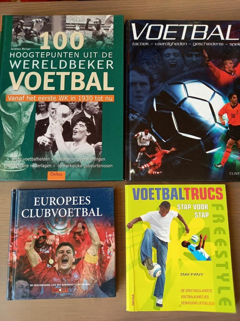 VOETBALBOEKEN, Ophalen of Verzenden, Zo goed als nieuw