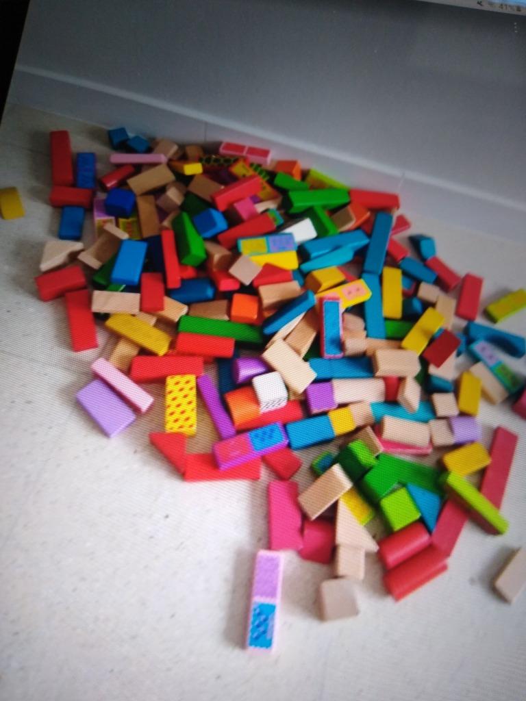 Een grote doos houten bouw blokken, Ophalen