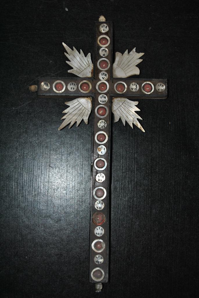 Reliquaire ancienne croix en bois 30 cm incrustée de nacre, Enlèvement ou Envoi