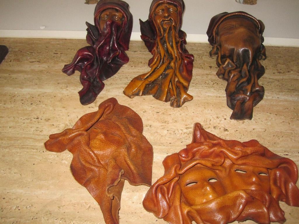 Lederen maskers, Ophalen