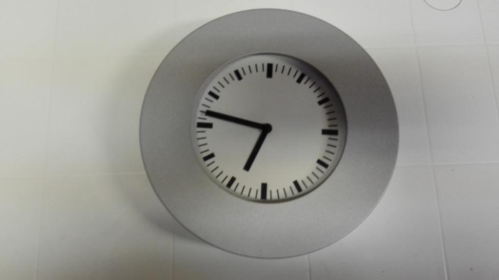 keukenklok - rond - zilver kleur-doormeter 25 cm., Huis en Inrichting, Ophalen, Gebruikt