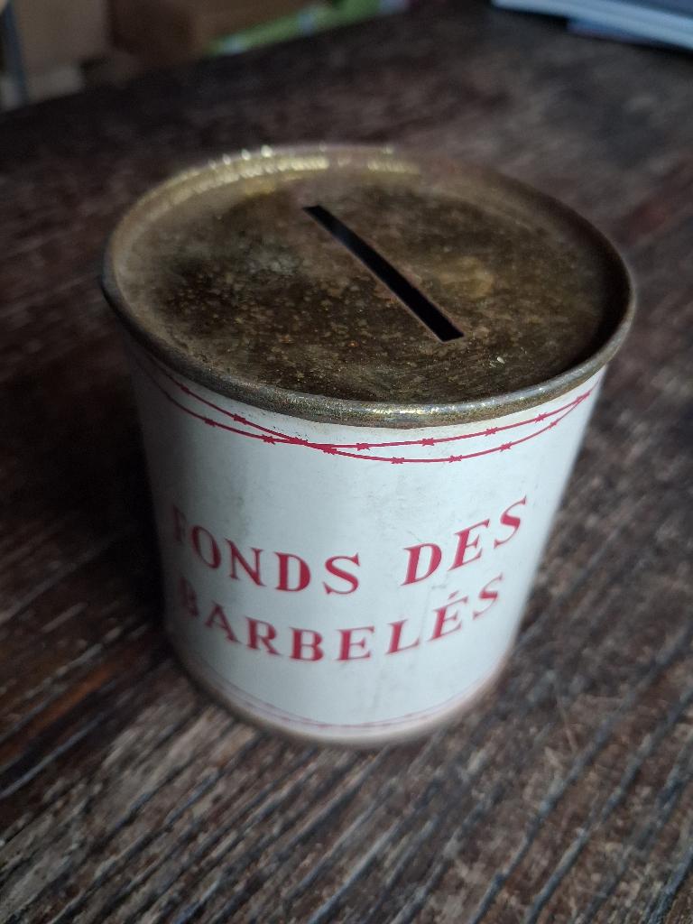 Petite tirelire fonds des barbelés, Enlèvement ou Envoi, Autres, Autres types