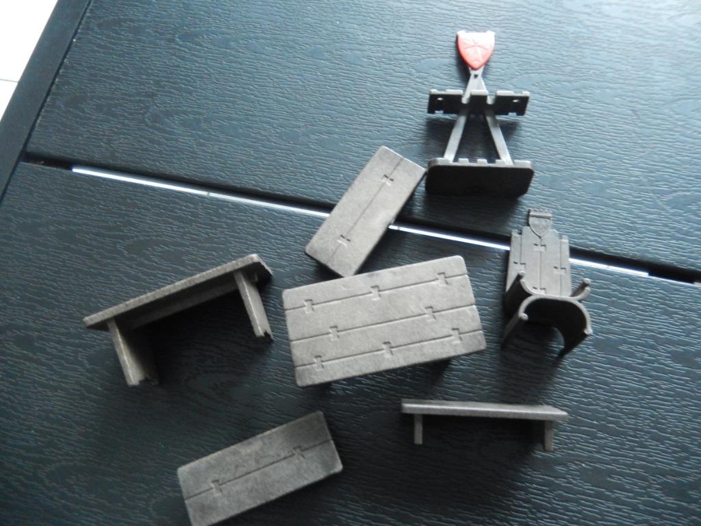 Playmobil: tafels/stoel en wapenrek., Ophalen, Gebruikt