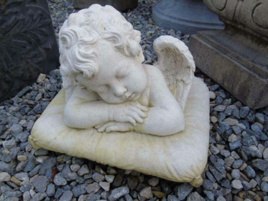 Witte pootstenen engel op kussen, te koop!, Ophalen, Zo goed als nieuw, Steen, Engelenbeeld