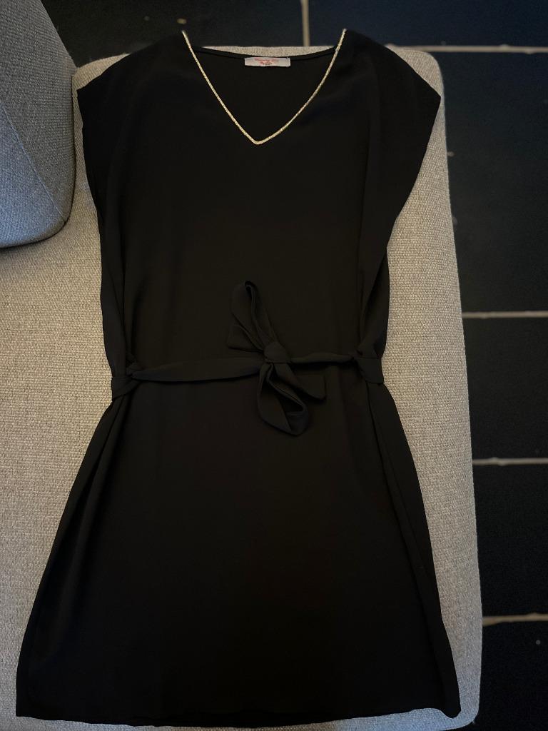 Kleed/jurk Charming girl by silvia maat 1 of S/M zwart, Kleding | Dames, Zwart, Ophalen of Verzenden, Zo goed als nieuw, Knielengte