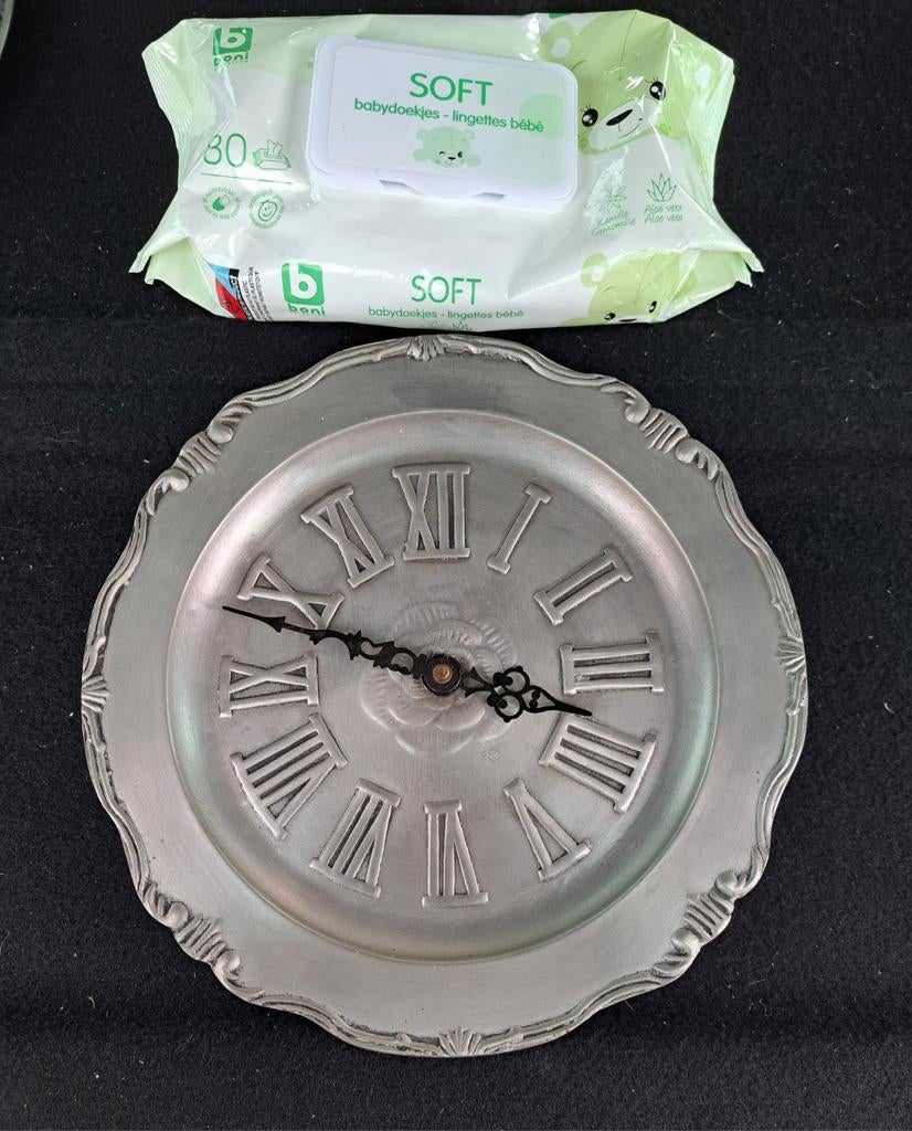 Horloge en étain vintage. Rendez-vous sur Bruxelles charlero