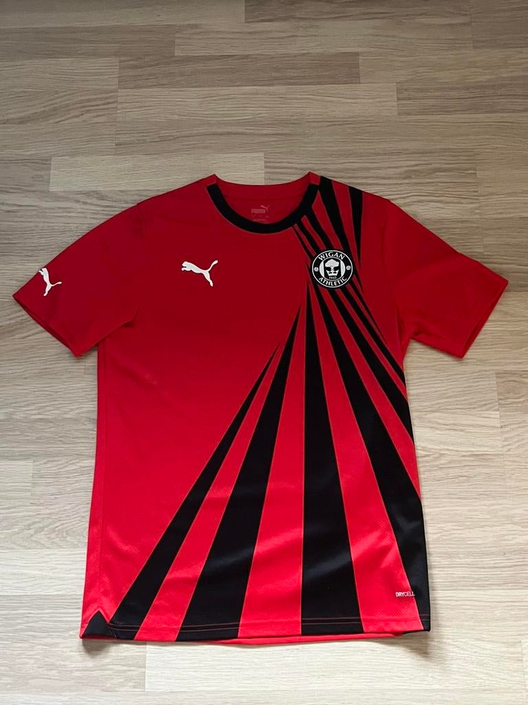 Wigan Athletic voetbalshirt – Puma – rood/zwart, Sport en Fitness, Maat M, Ophalen, Zo goed als nieuw, Shirt